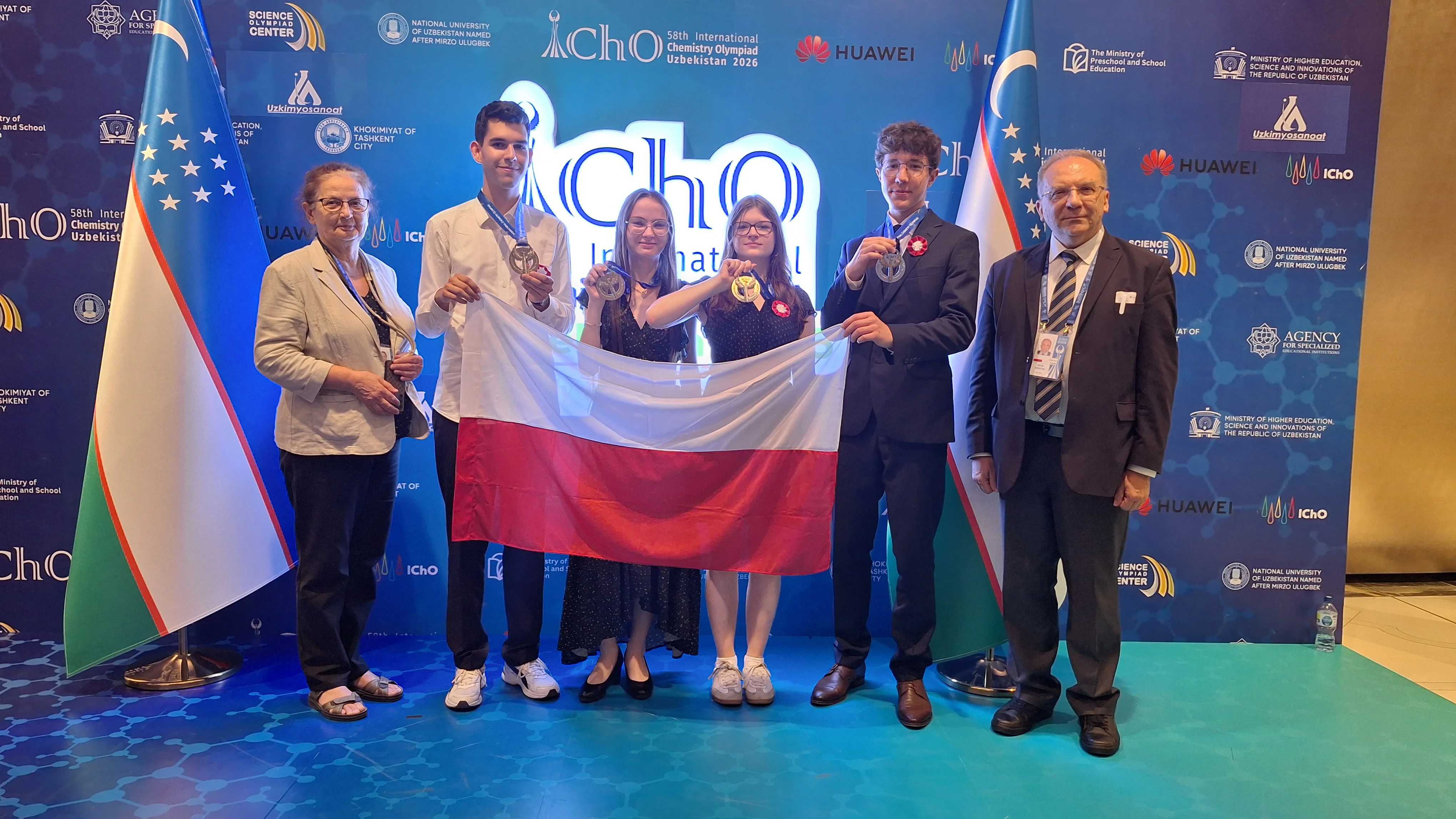 Wielki sukces Olimpijczyków na Międzynarodowej Olimpiadzie Chemicznej w  Uzbekistanie! Cztery srebrne medale dla naszej reprezentacji
